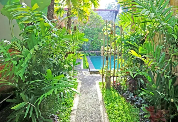 Bungalow with garden view