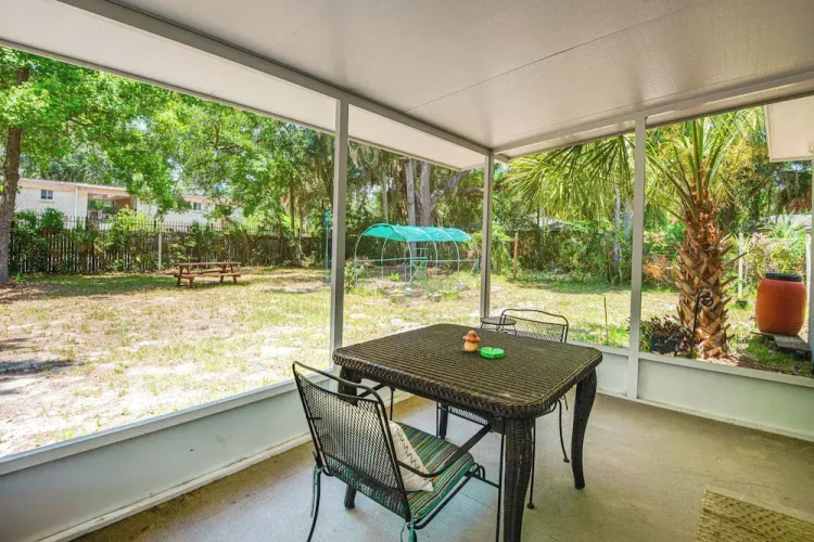 Mid-century Gainesville Getaway: 3 Mi to UF Campus