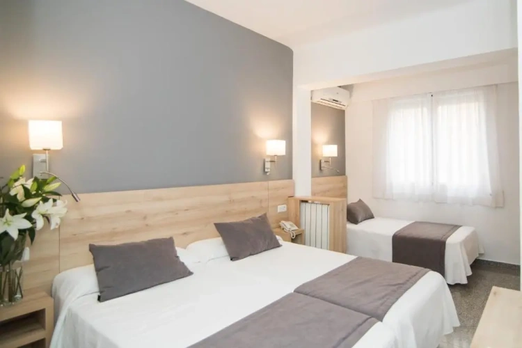Standard Triple room