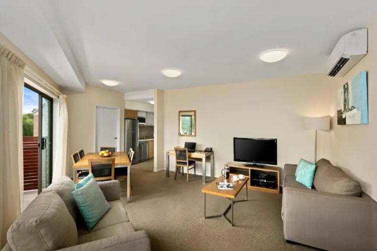 3 Bedrooms Apartment