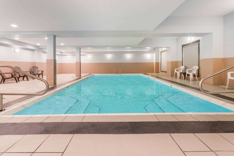 Ramada By Wyndham Hinton photo 12