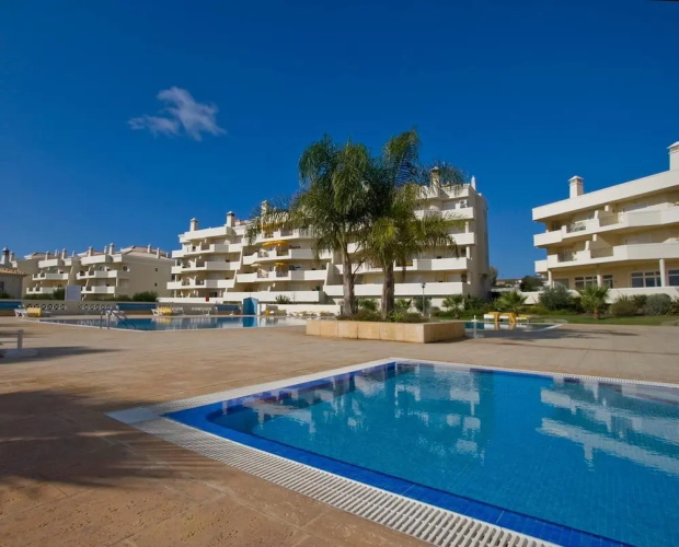 Stylish 2BR Apartment With Pool, Parking & Wifi