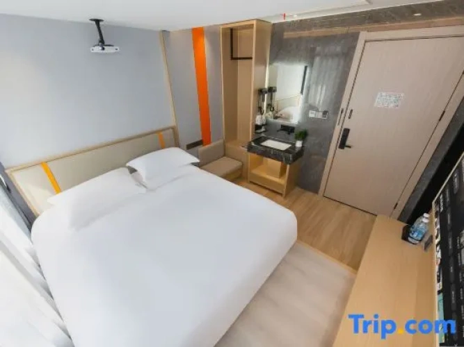 Standard Double room with city view