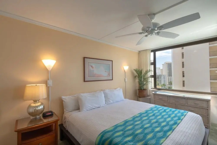 Waikiki Banyan - Partial Ocean View Tower 2 Suite 1204