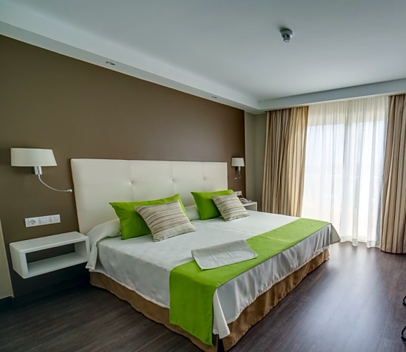 Superior room with pool view