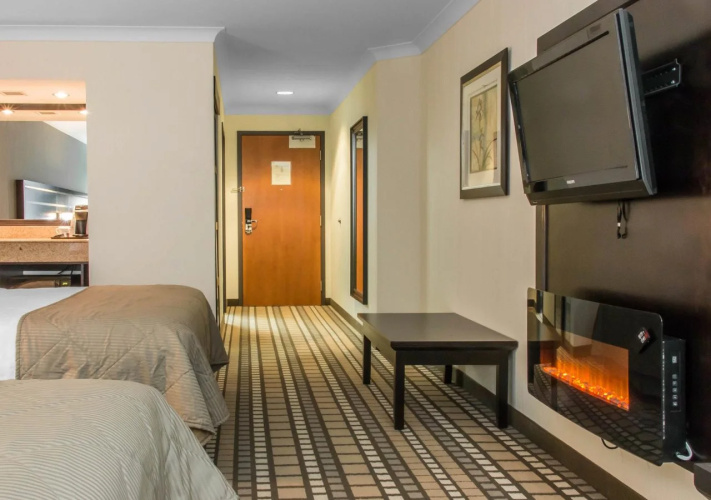 Clarion Hotel & Suites