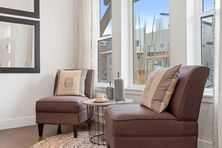 Steps From River & Old Town - Hot Tub & King Bd