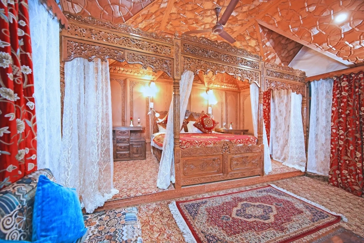 Suite with lake view