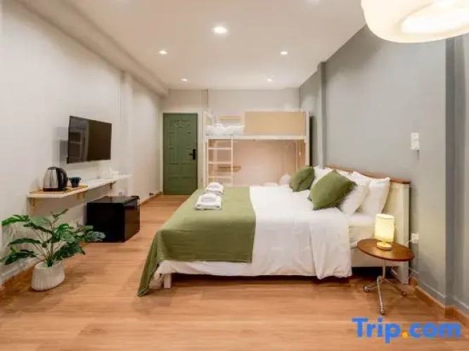 Deluxe Quadruple Family room