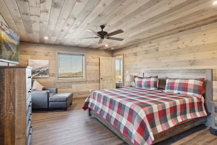Treehouse Lodge 5 Bedroom Cabin by RedAwning
