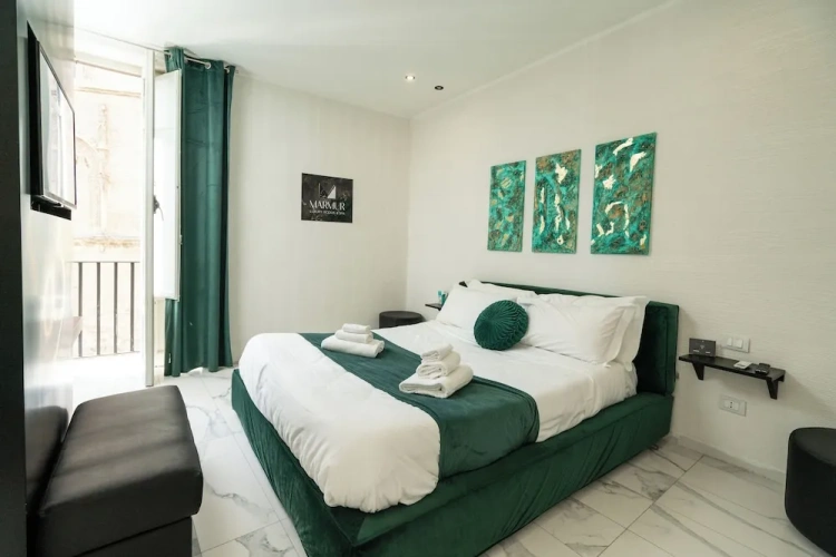 Deluxe room with balcony and with city view