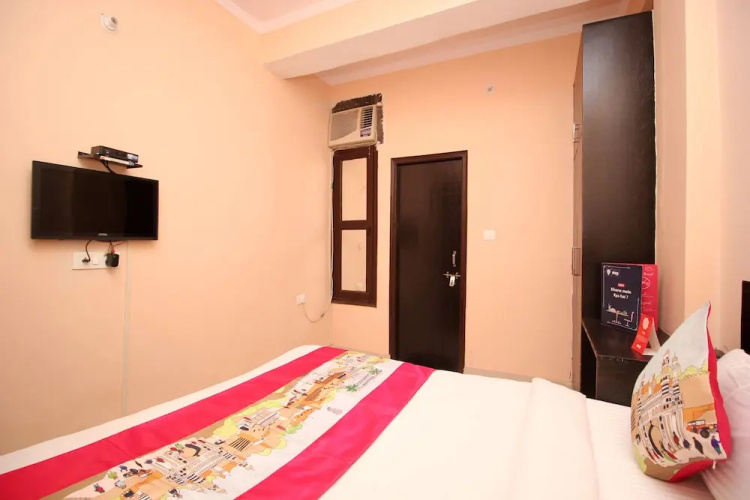 RN 32 by OYO Rooms