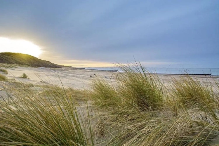 AMAZING BEACH & SUNSETS JUST 75m FROM THE BEACH!