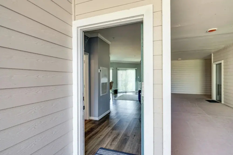Lake Conroe Condo w/ Pool Access + Balcony!