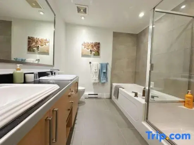 Spacious Modern 3BR Condo at UBC Quiet & Convenient