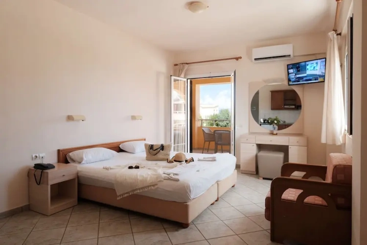 Standard Triple room with garden view