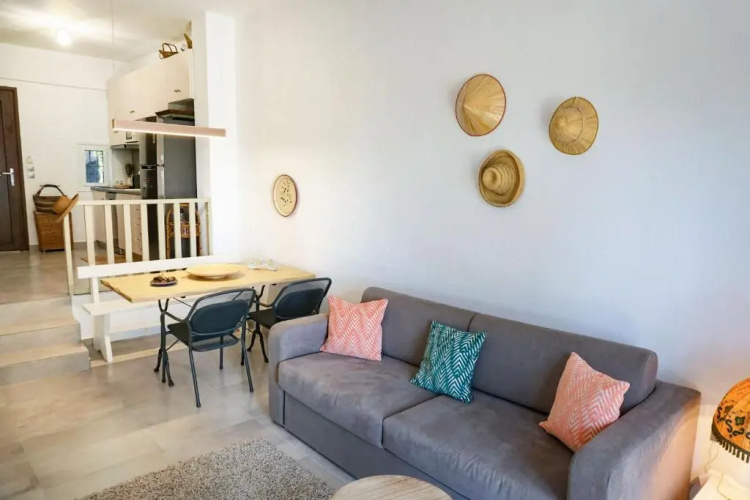 Delfini Villa, beachfront 2-bdrm maisonette