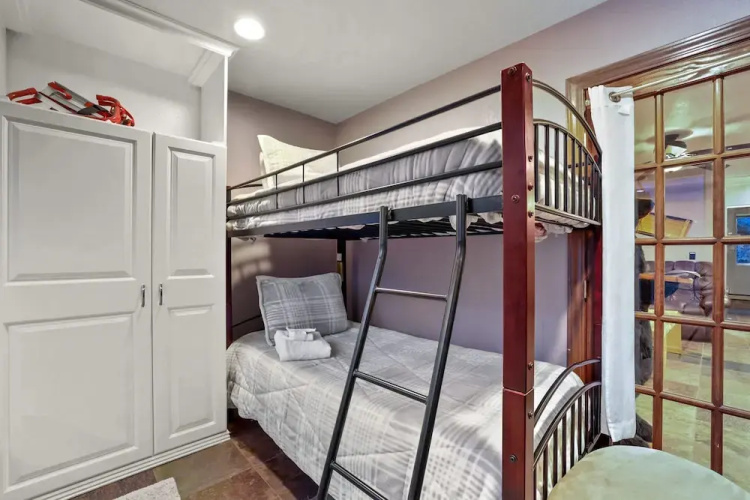 Ski In, Ski Out! 3 BDR Steps From Stagecoach Lift