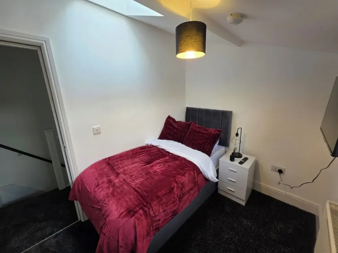 5 Beds, 7 Guests, Private Garden, Free Parking
