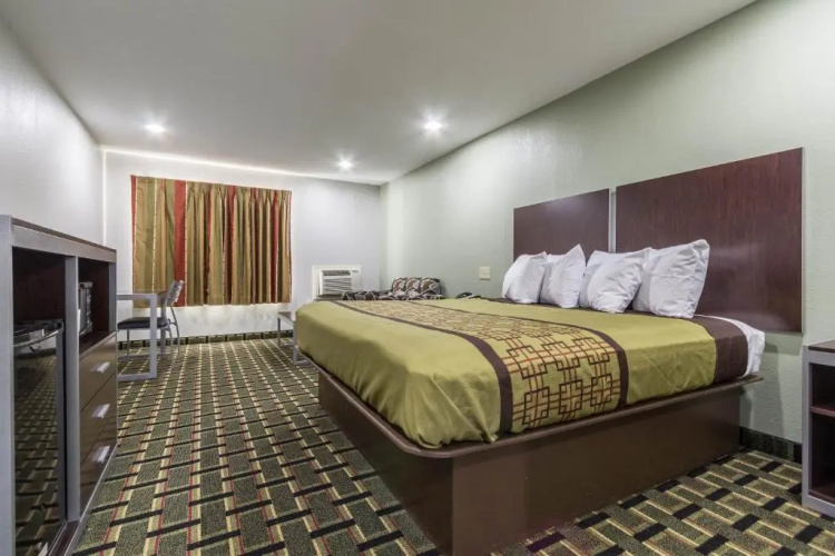 Scottish Inn and Suites