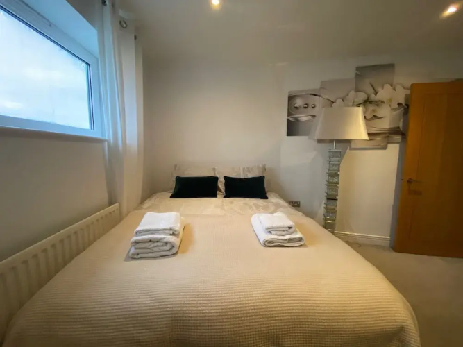 2 Bed Flat - Sleeps 4 - Parking - Wifi