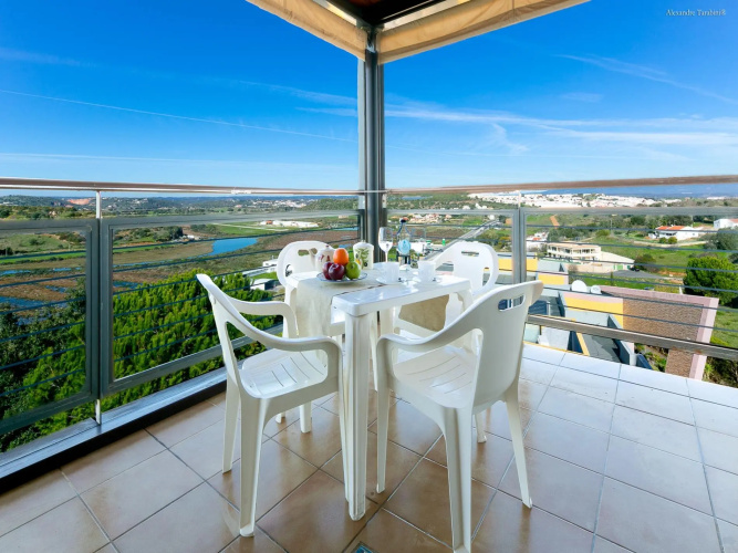 A22 - Mountain View & Seabreeze Apartment