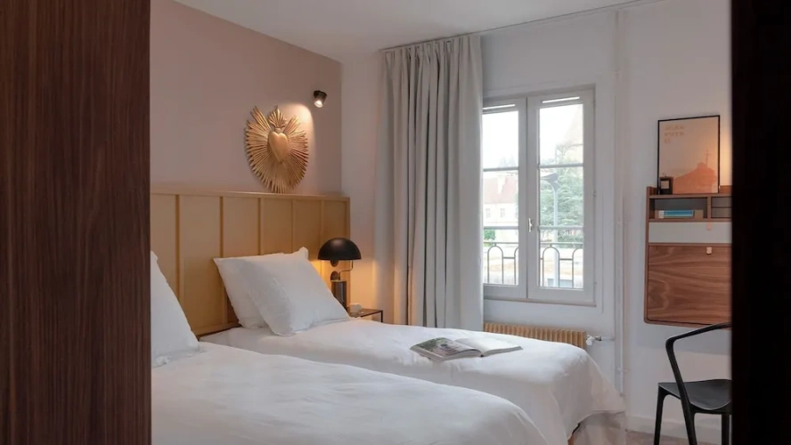 Standard Twin room with city view