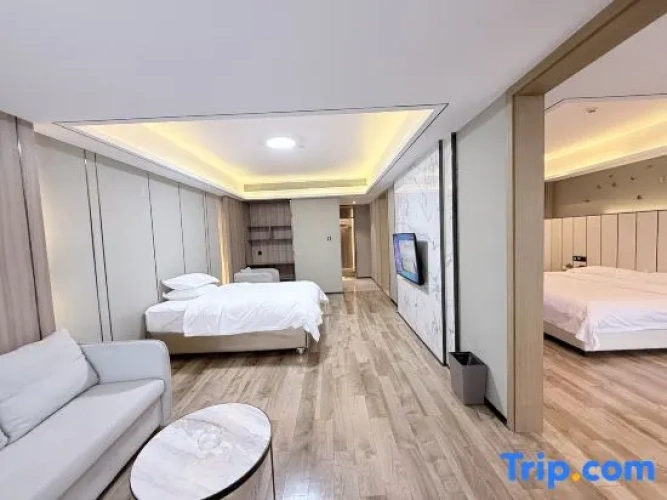 Deluxe Family Suite