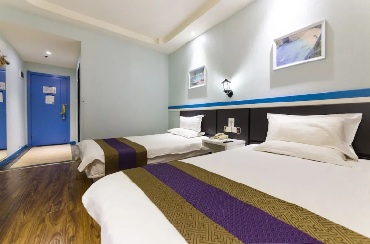 East Queen Hotel Entertainment Center
