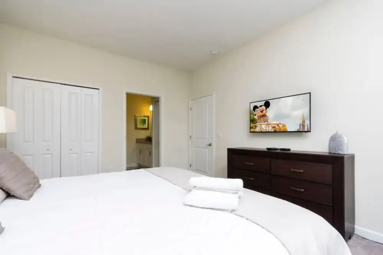 8912 Amazing 6BD Home