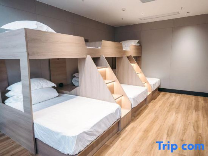 Mengzhou Lightning Bear E-Sports Hotel