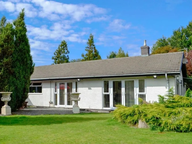 5 Bedrooms Cottage