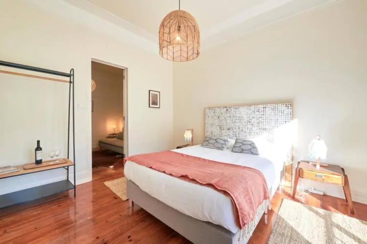 Quiet and Central 2BR APT, By TimeCooler