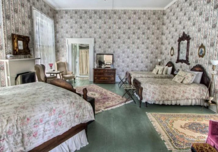 1851 Historic Maple Hill Manor B&B
