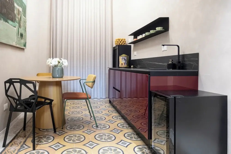 Reverse Art Hotel