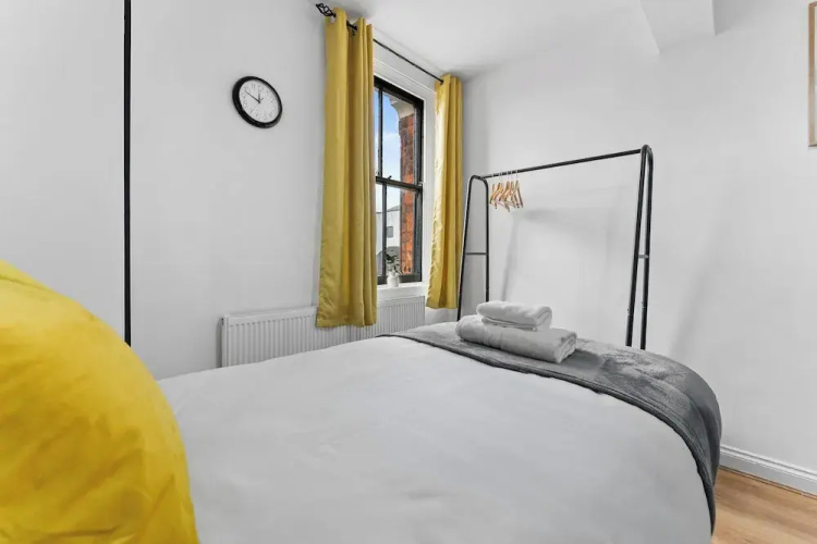 3 Bed Flat - Sleeps 8 - Parking - Wifi