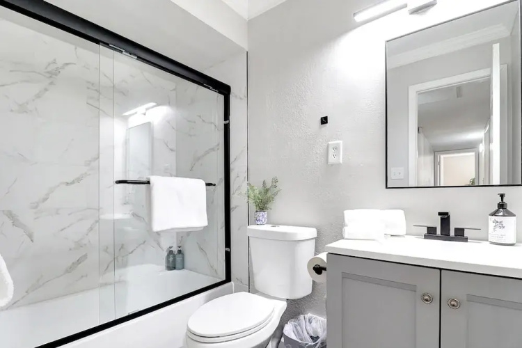 Karen in Phoenix With 4 Bedrooms and 2 Bathrooms