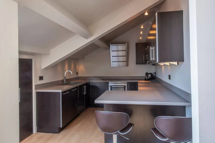 Amazing Spacious 2 Bed Duplex Penthouse w/ Balcony