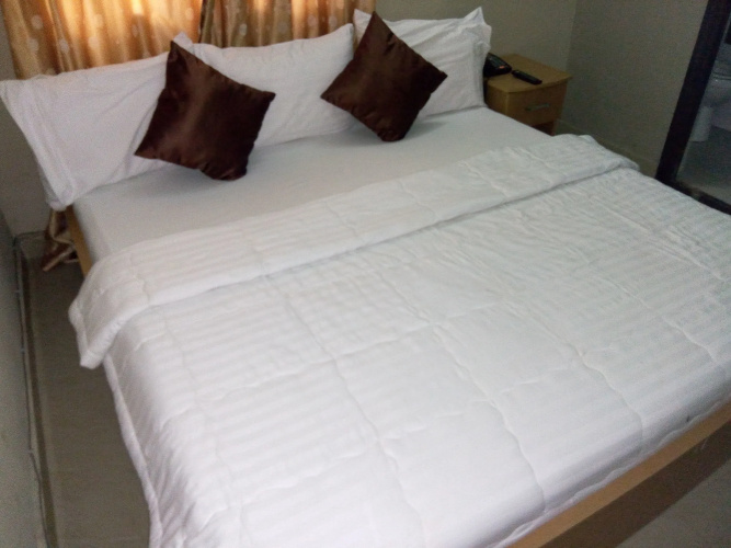 De Lawrence Court & Suites