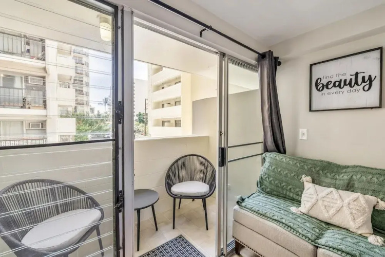 Bright Cozy Condo Unit With Balcony