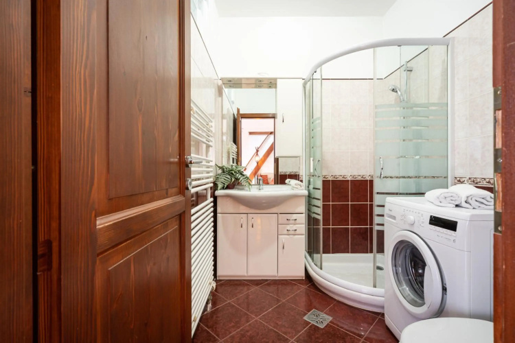 Beautiful apartment with parking garage & AC