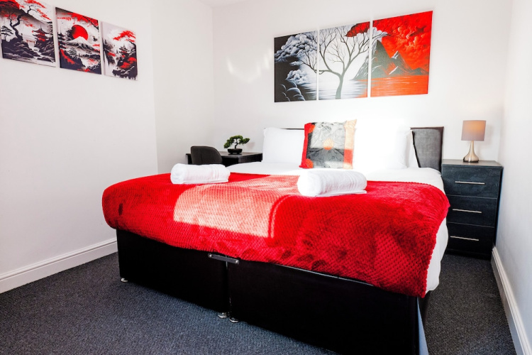 Gloucester-4 Bed Home for Work & Leisure