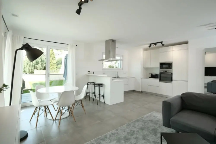 2BR Apt 100 m2 w Terrace Garden & Pkg