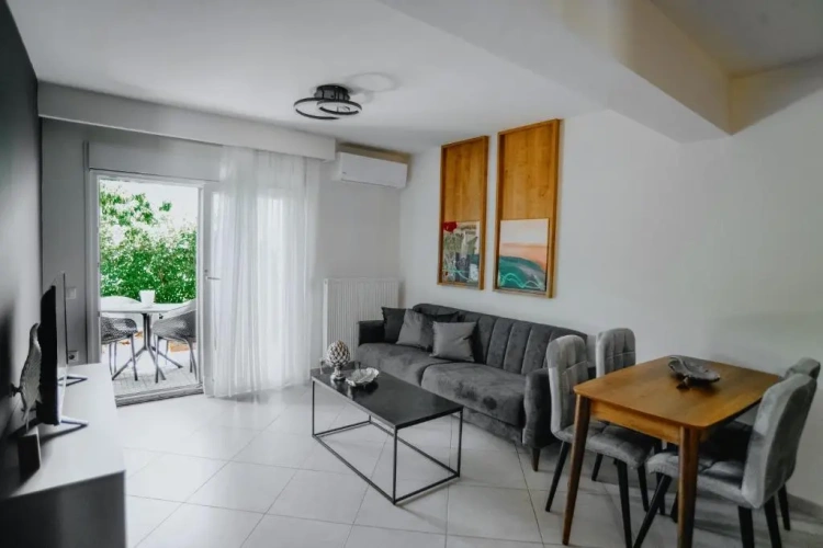Apartment with garden view
