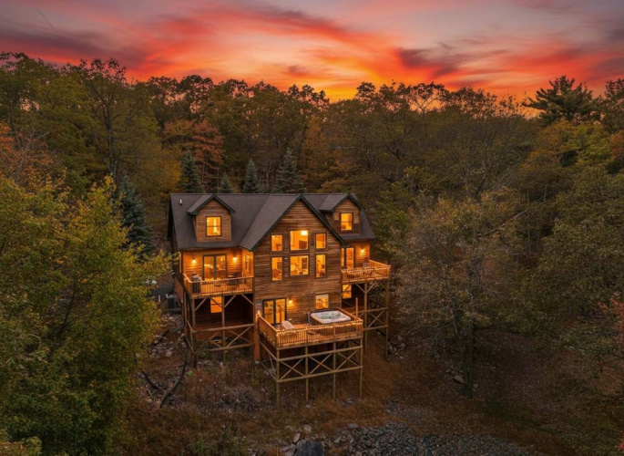 Fam-friendly Cabin Mins 2 Beach Ski w Hot Tub