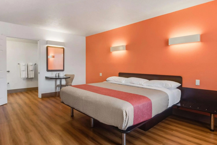 Motel 6 Youngstown, OH