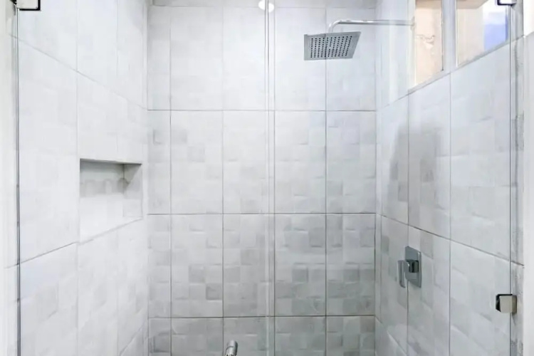 Modern Split-Level 2-Bedroom Condo with Pools, Terrace & Easy Beach Access