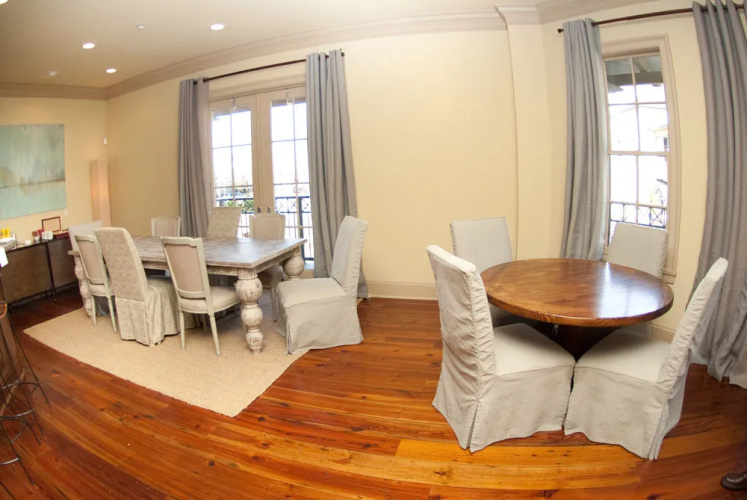 Carriage House Hotel