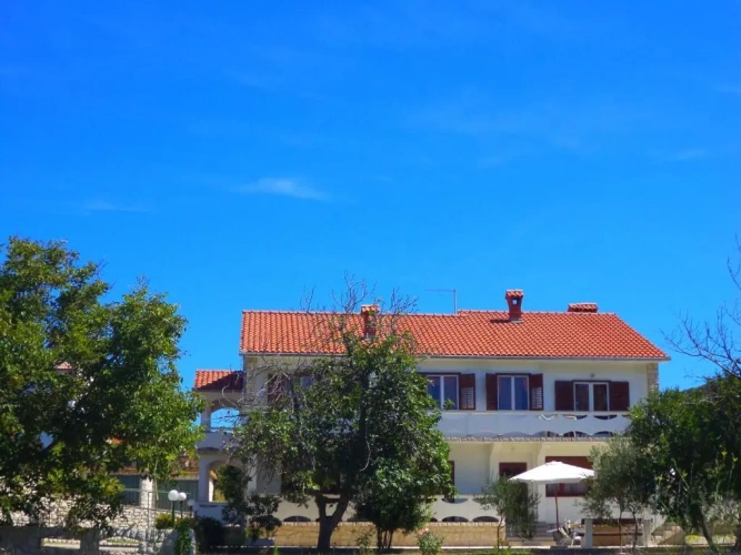 3 Bedrooms Apartment