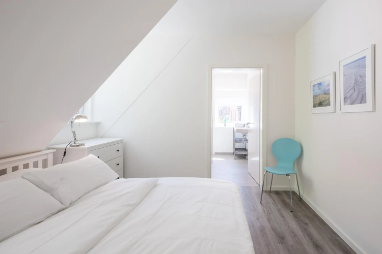 Tastefully furnished, modern and light-flooded apartment.
